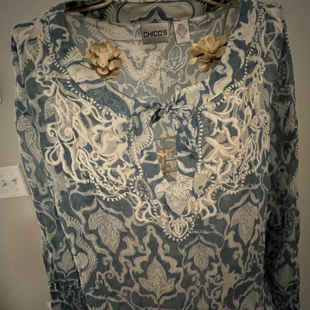 Chico's Elegant Blouse in Blue and Cream - Picture 4 of 7